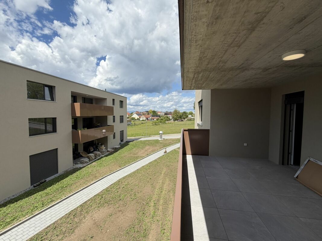 Balkon mit Blick auf Innenhof und Grünfläche
