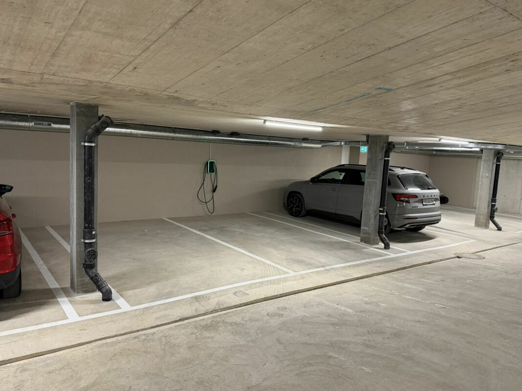 Tiefgarage mit Stellplätzen und Ladepunkt
