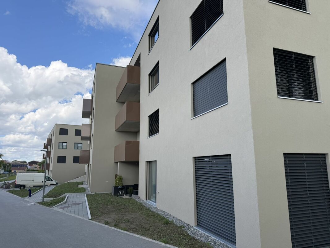 Modernes Mehrfamilienhaus mit Balkonen
