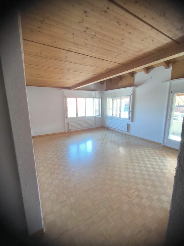 Heller leerer Wohnraum mit Holzdecke
