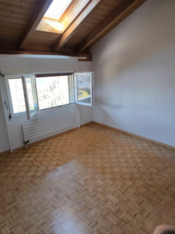 Leerer Dachraum mit Holzdecke und Fenster