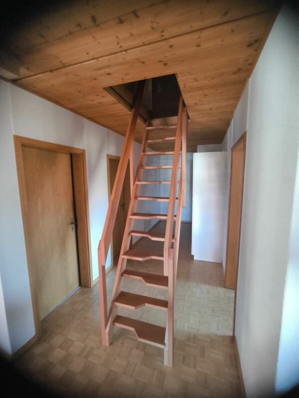 Flur mit Holztreppe und Dachluke