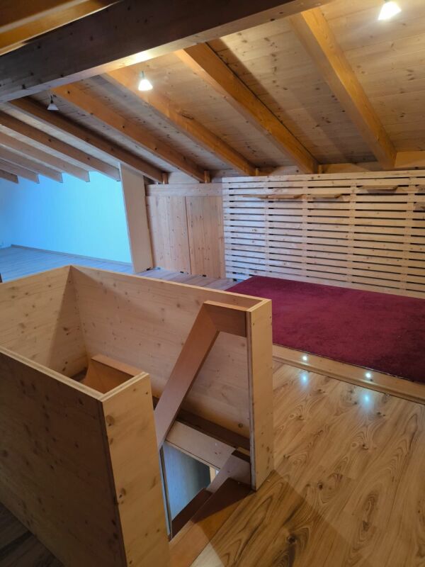 Dachboden mit Treppe und Holzausbau