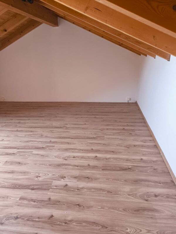 Leerer Dachraum mit Holzdecke