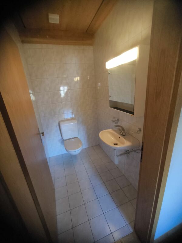 Kleines Gäste-WC mit Spiegel und Waschtisch
