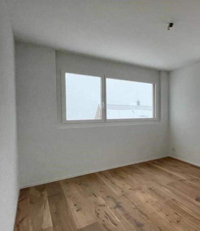 Leerer, heller Raum mit Dachfenster