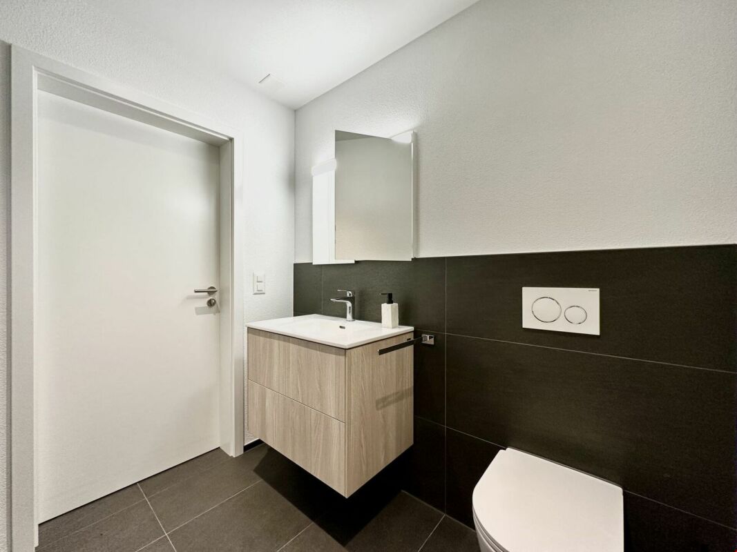 Modernes Gäste-WC mit Waschtisch