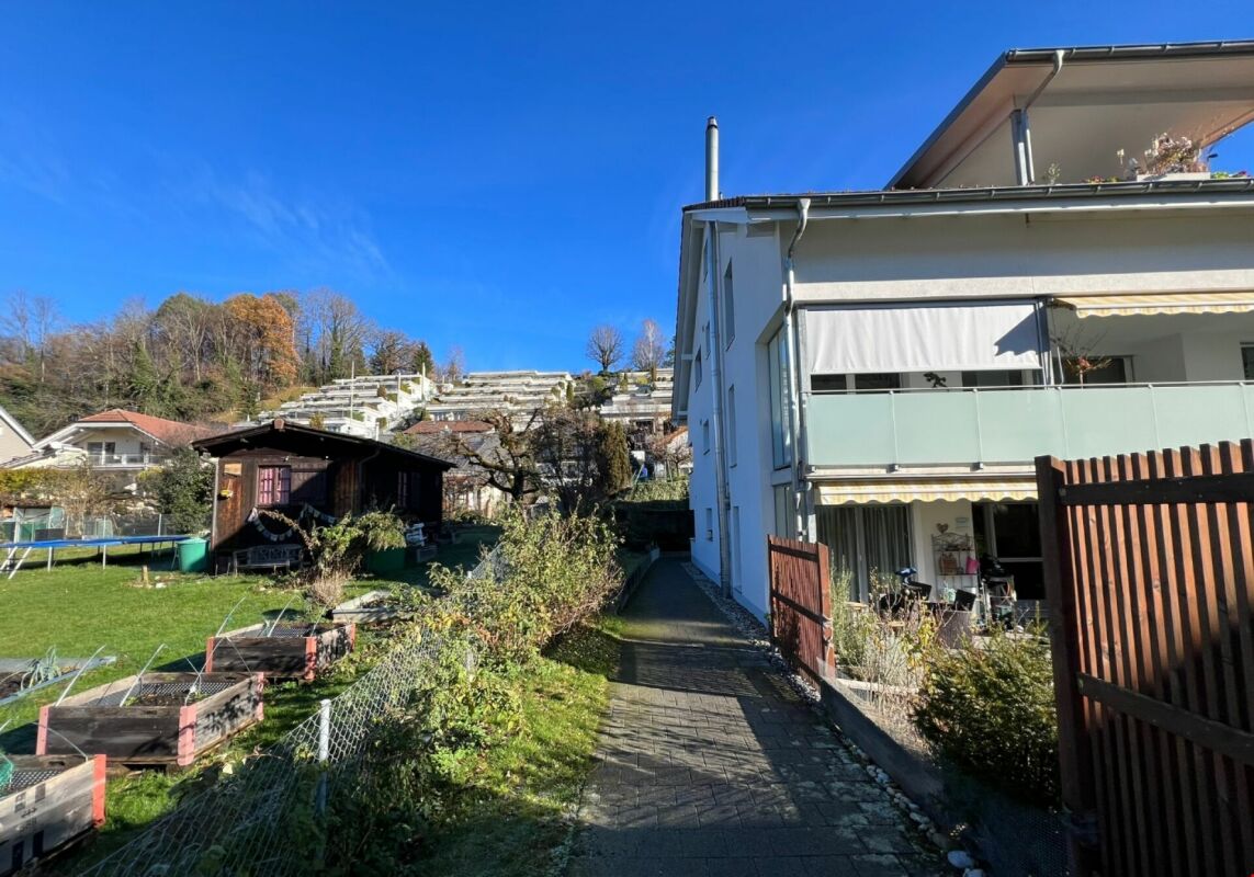 Außenansicht eines Wohngebäudes mit Garten und Terrasse