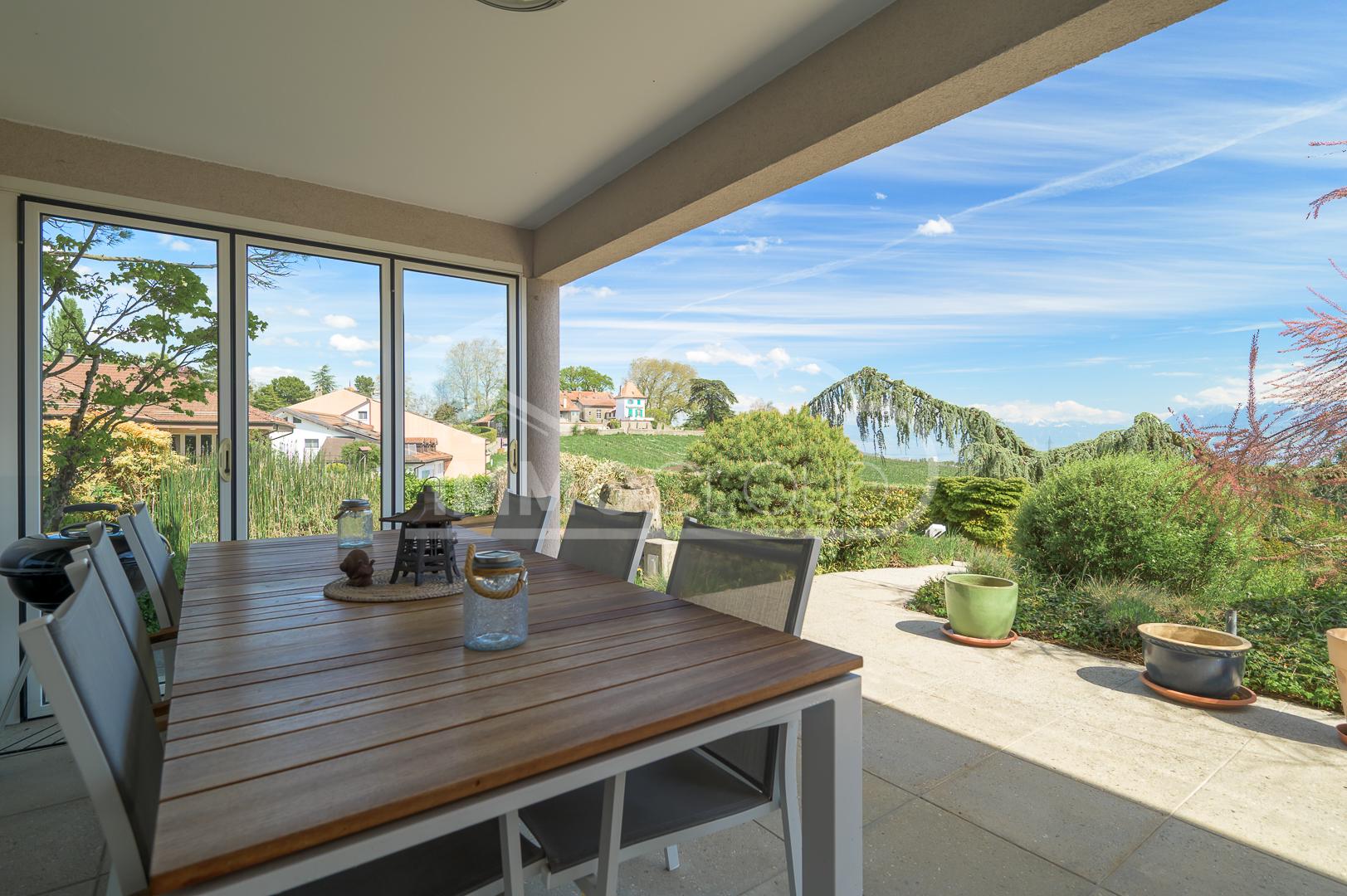 Überdachte Terrasse mit Gartenblick