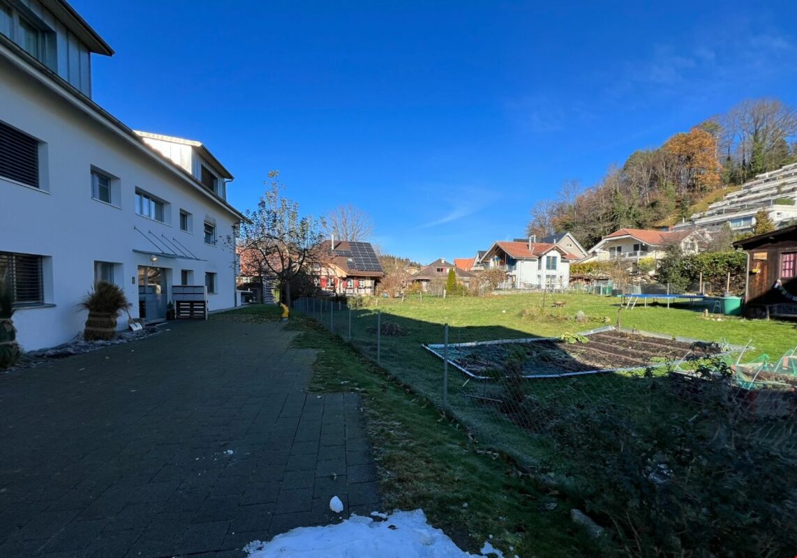 Außenansicht eines Wohnhauses mit Garten und Hanglage