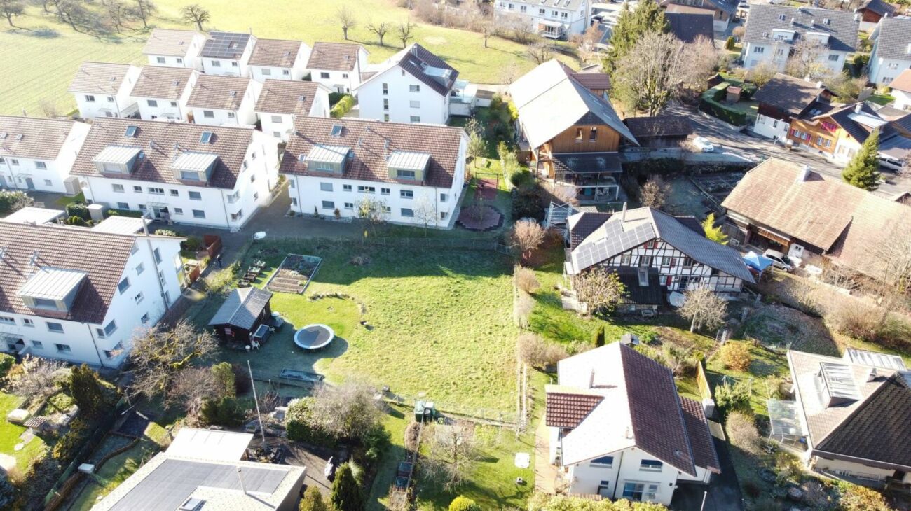 Luftaufnahme eines Wohngebiets mit Gärten