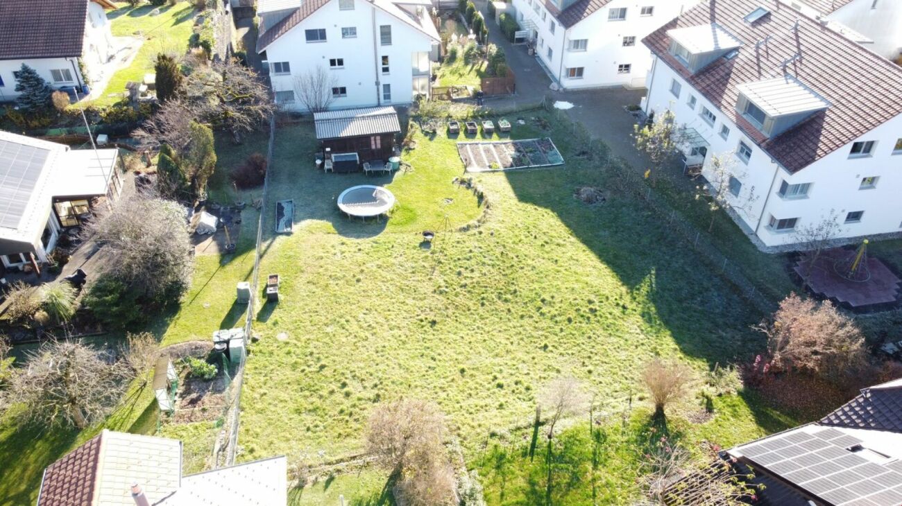 Großer Gemeinschaftsgarten mit umliegenden Wohnhäusern