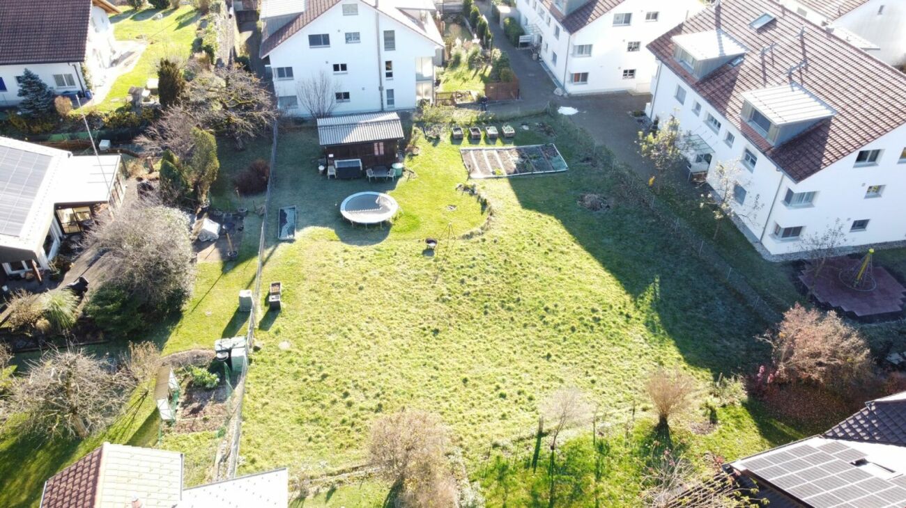 Luftaufnahme eines Wohnhaus-Gartens