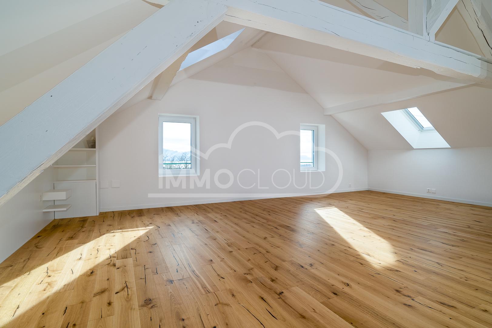 Heller Dachraum mit Holzfußboden