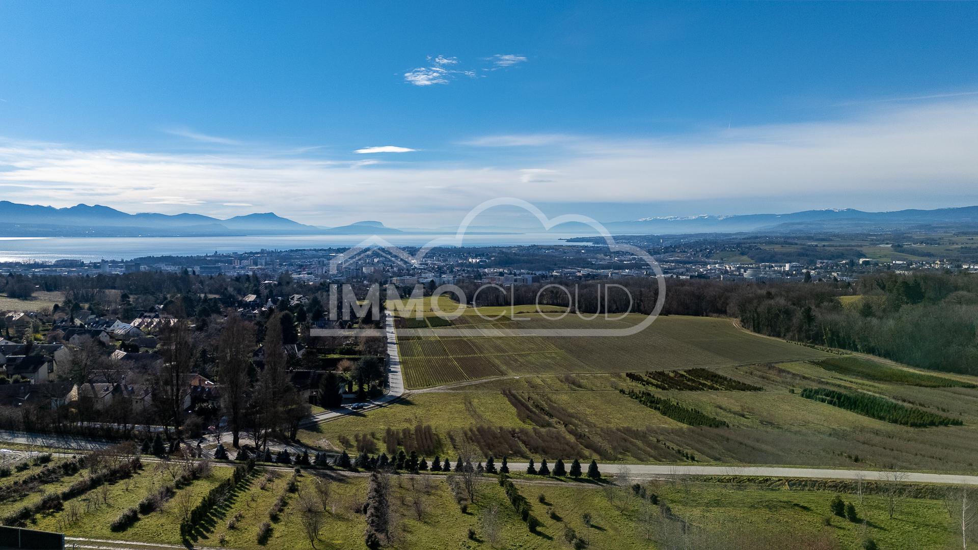 Panoramablick auf See, Stadt und Landschaft