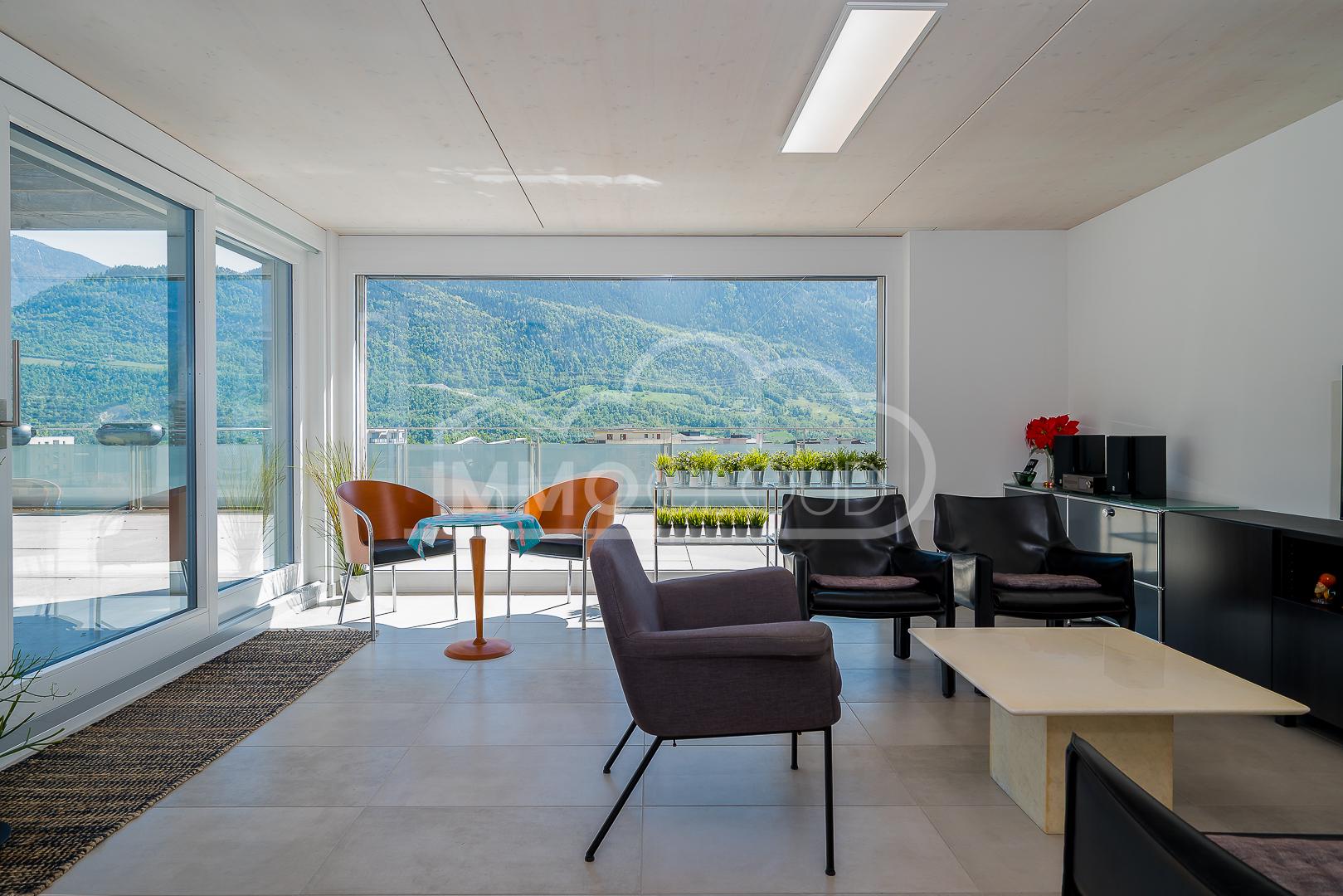 Moderner Wohnraum mit Panoramablick