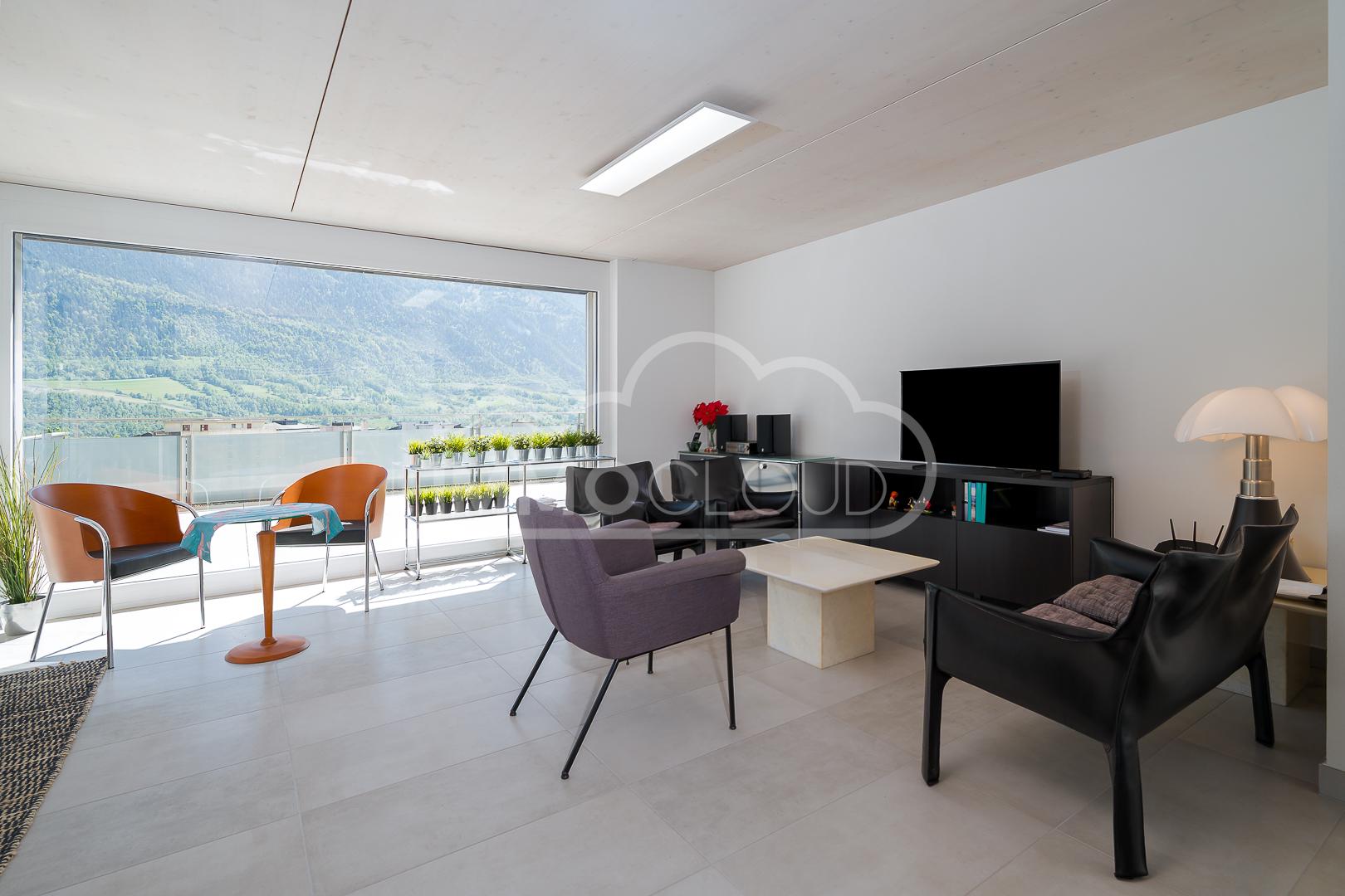 Heller Wohnraum mit Panoramafenster und Seeblick?