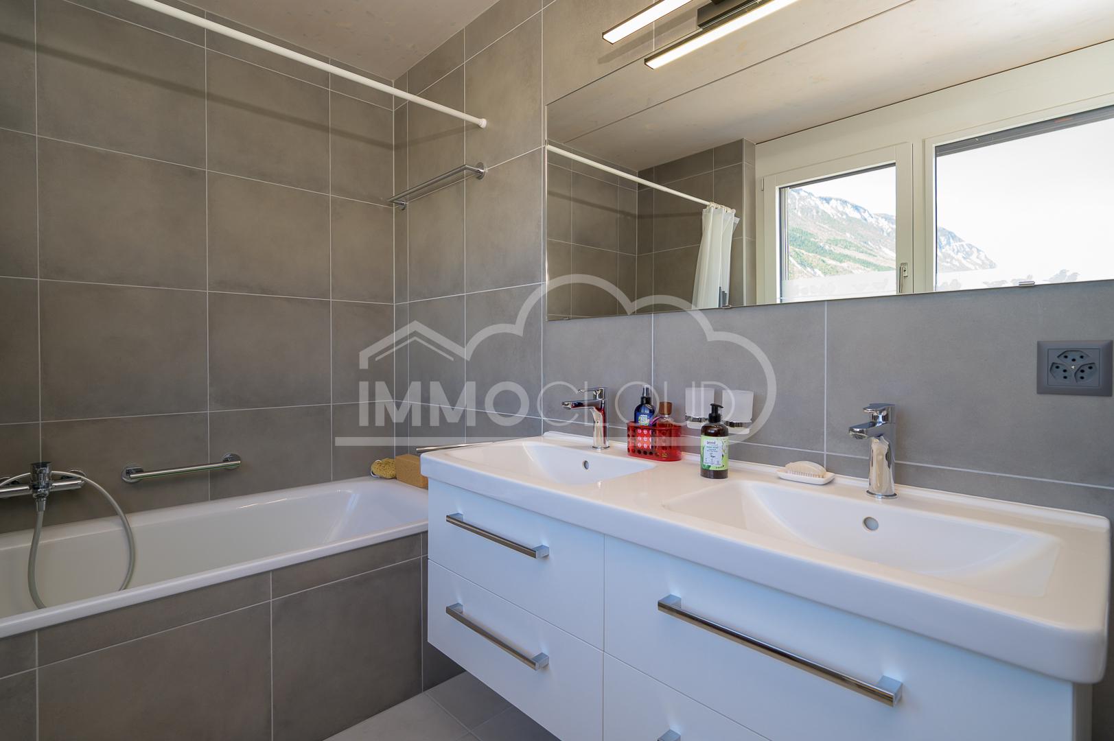 Modernes Badezimmer mit Wanne und Doppelwaschtisch
