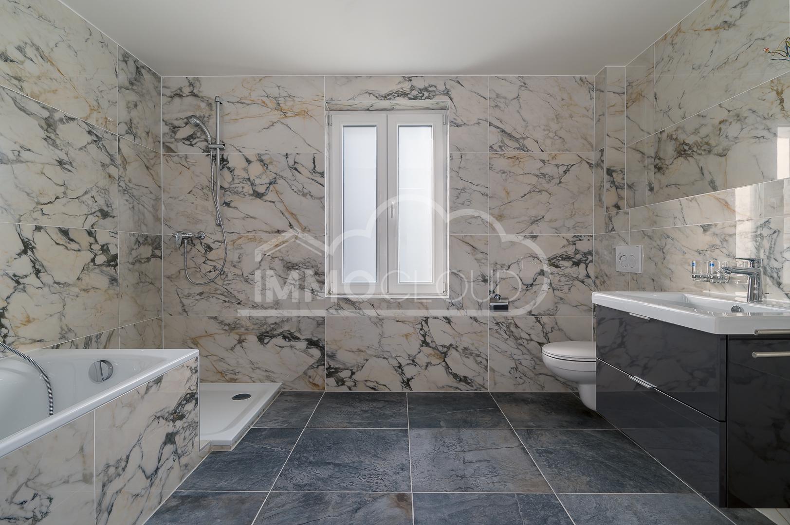 Modernes Badezimmer mit Marmoroptik