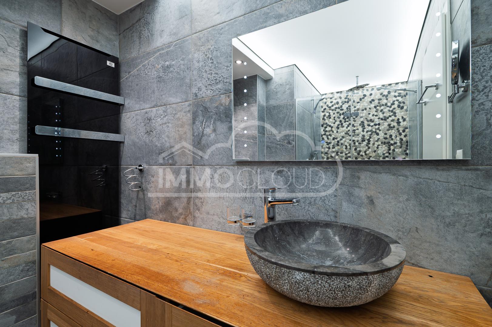 Modernes Badezimmer mit Natursteinwaschbecken und Walk-in-Dusche