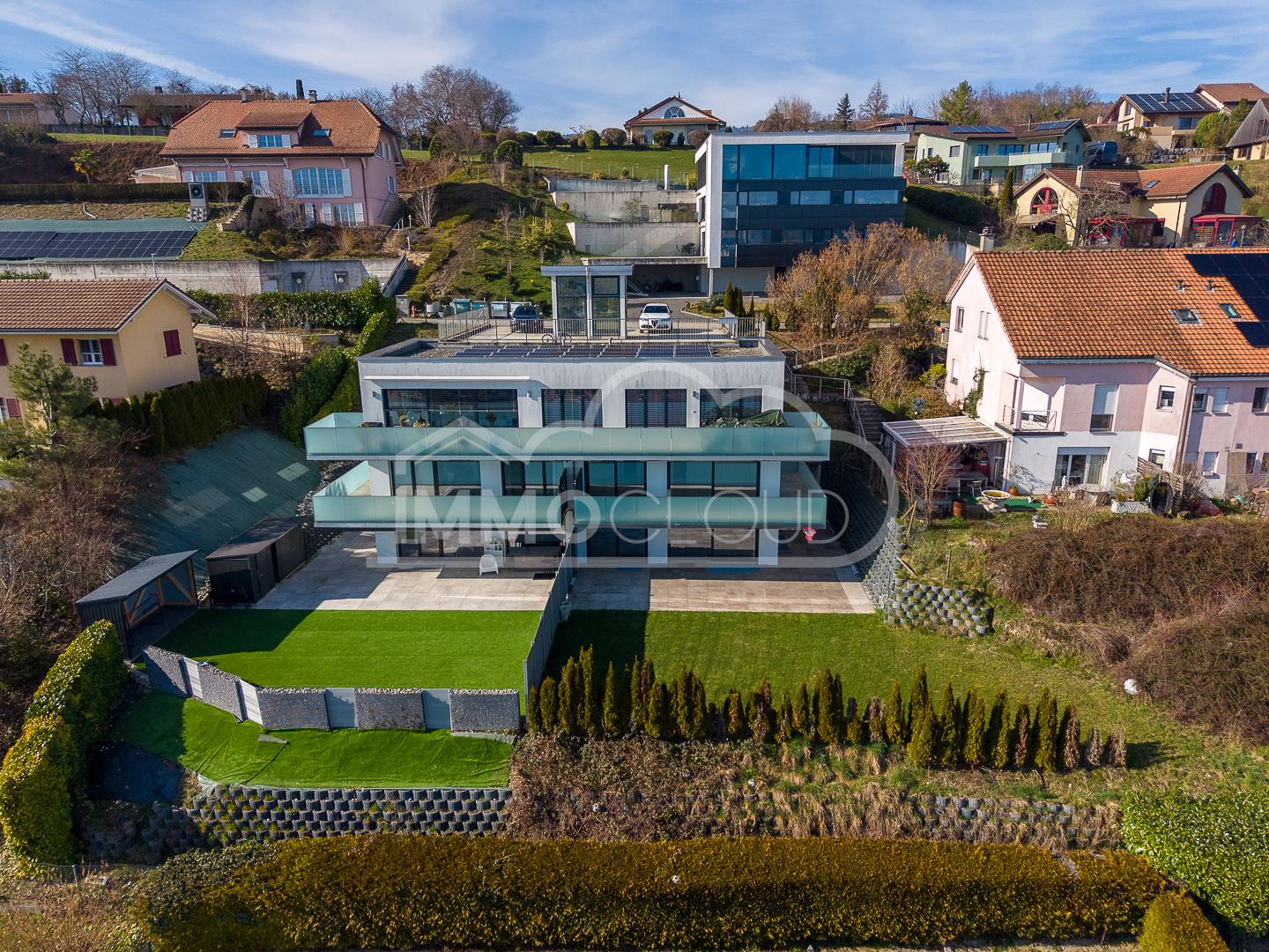 Moderne Villa mit Garten in Hanglage