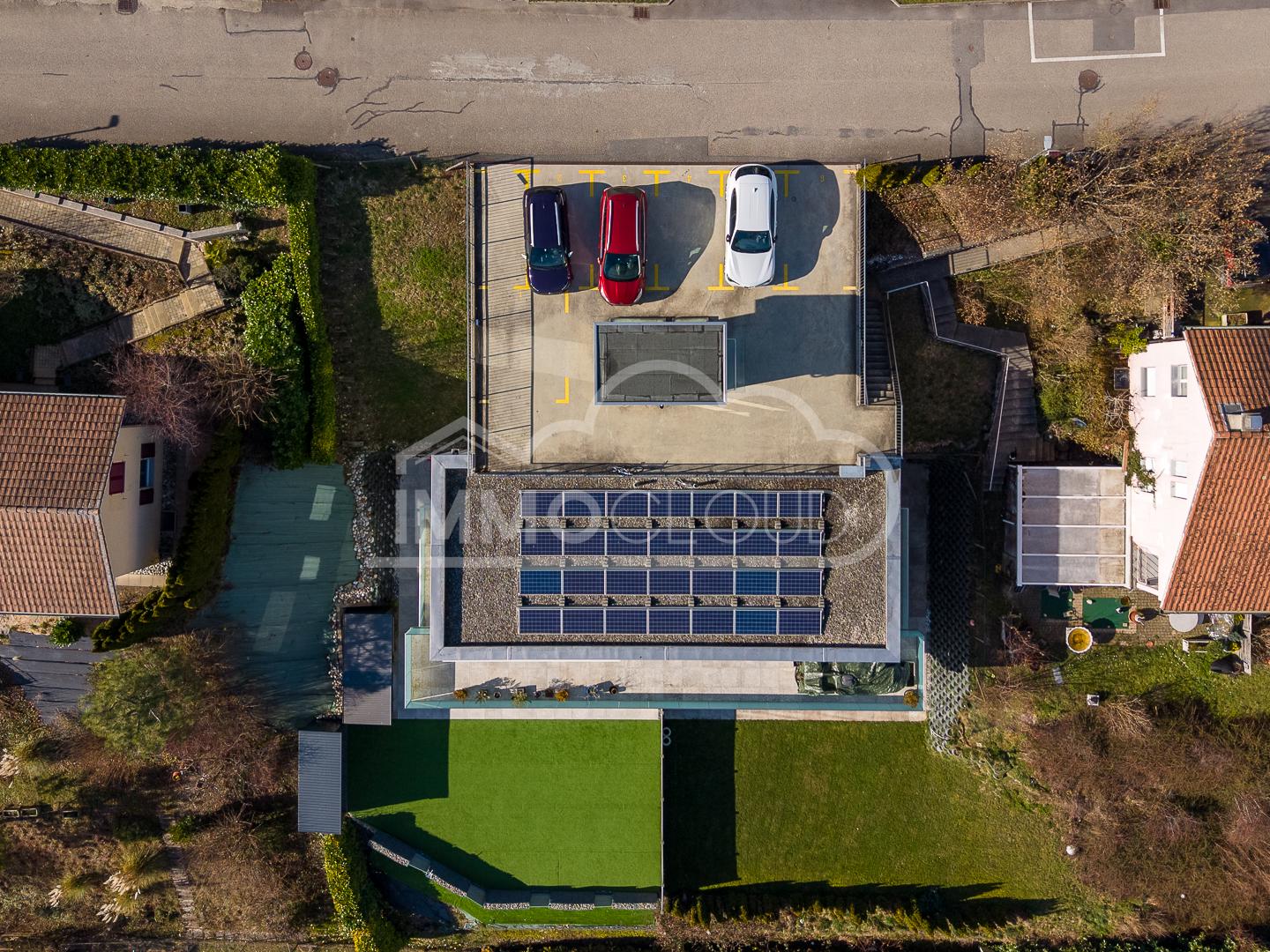 Luftaufnahme eines Dachs mit Solaranlage