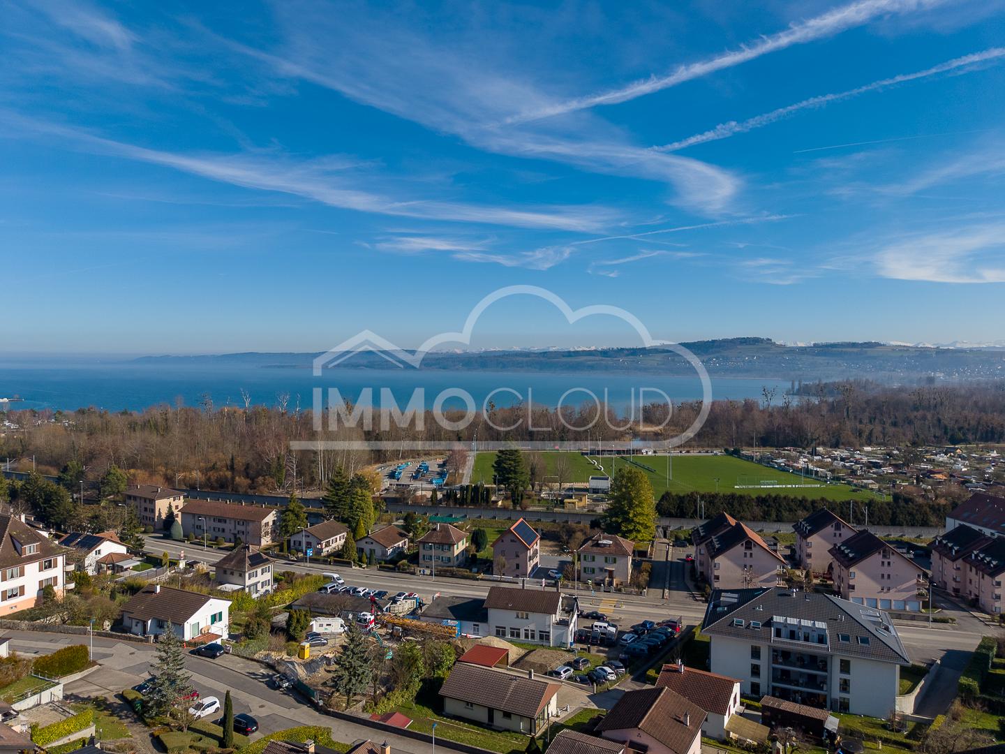 Panoramablick auf Wohngebiet am See