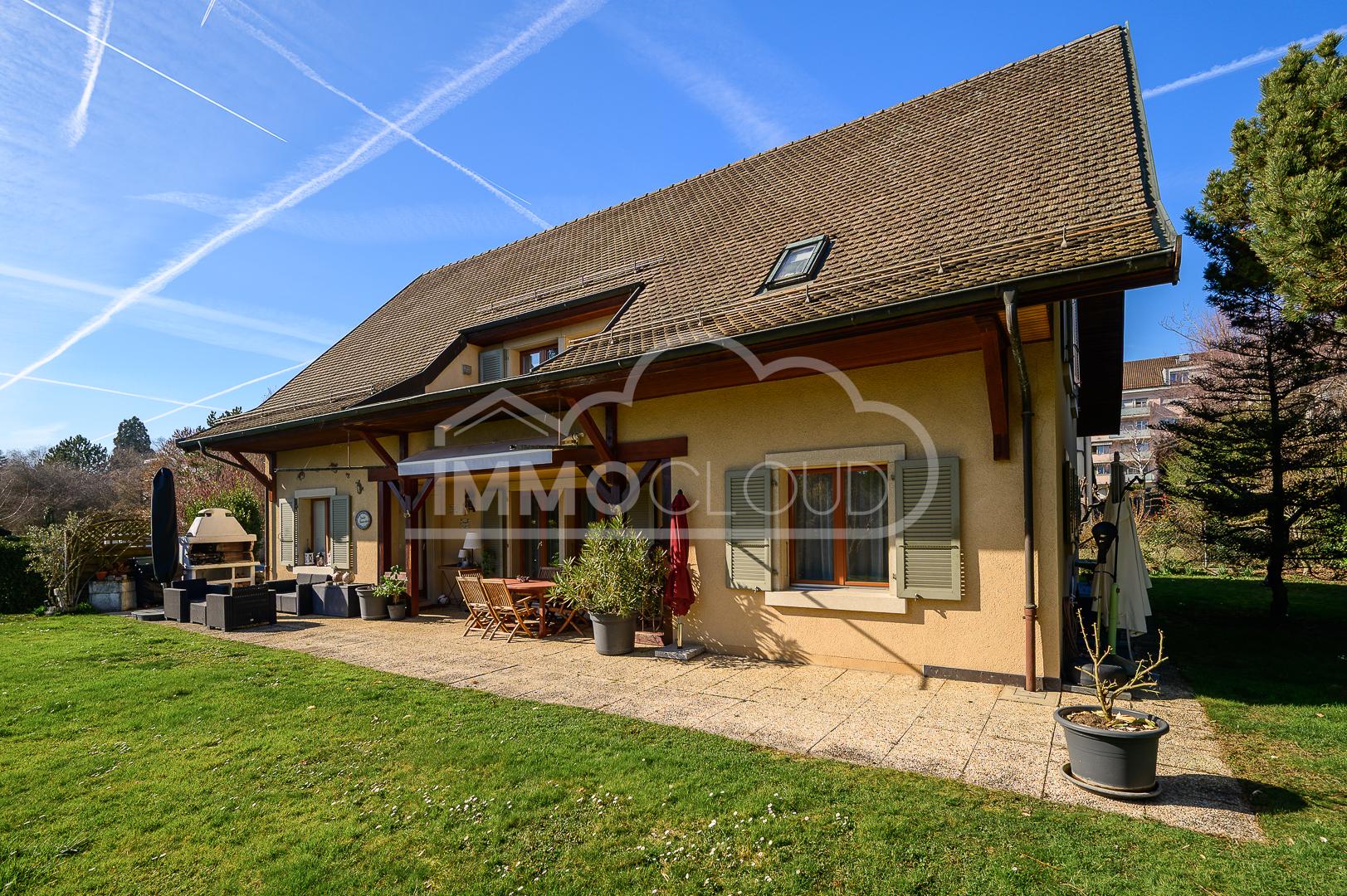Gartenansicht eines Einfamilienhauses