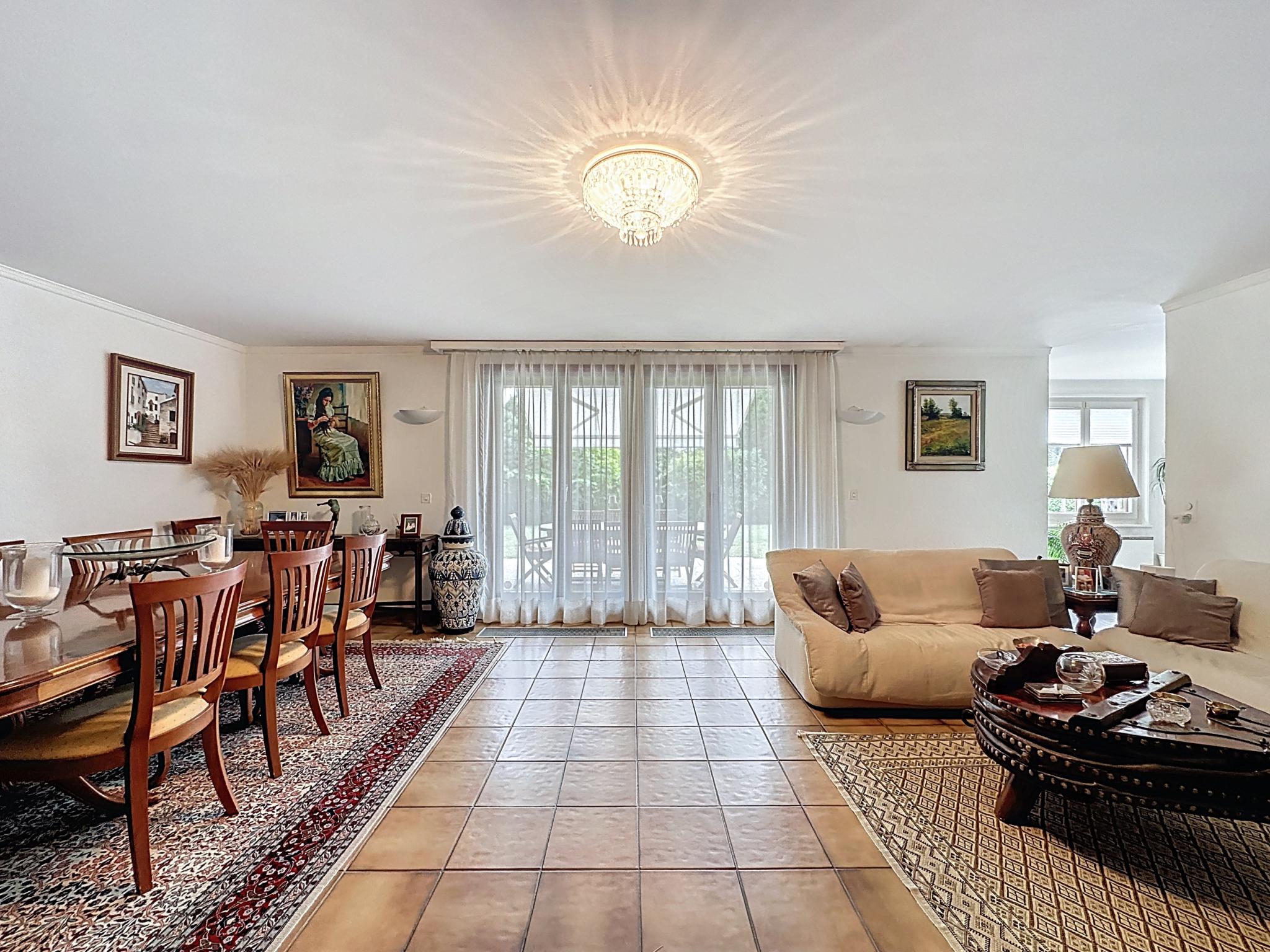 Helles Wohn- und Esszimmer mit Terrasse