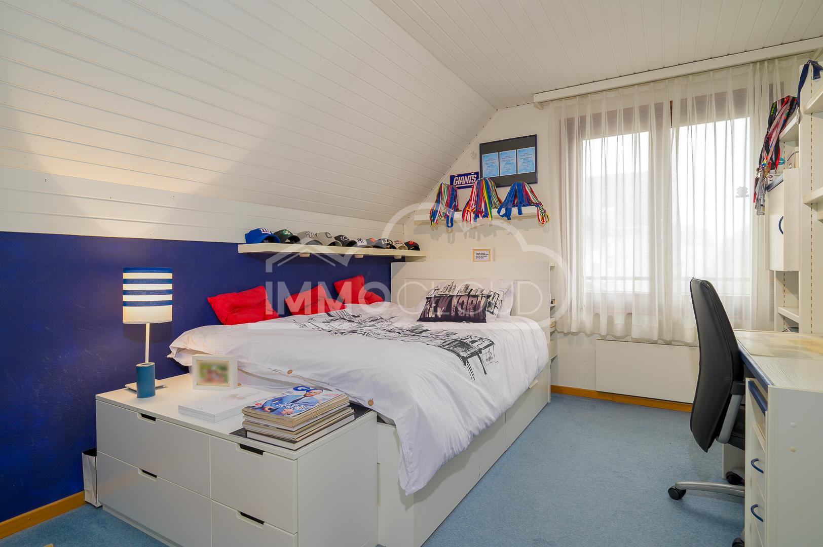 Jugendzimmer mit Bett und Schreibtisch