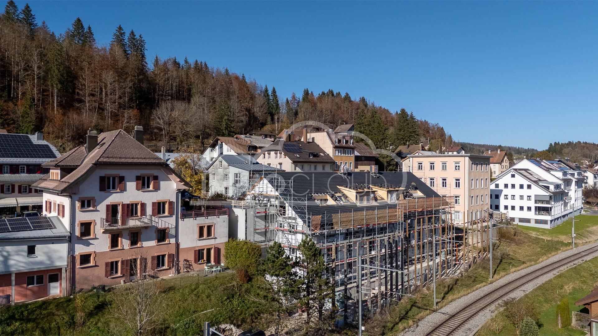 Blick über ein Wohnquartier mit Sanierungs- und Neubauarbeiten