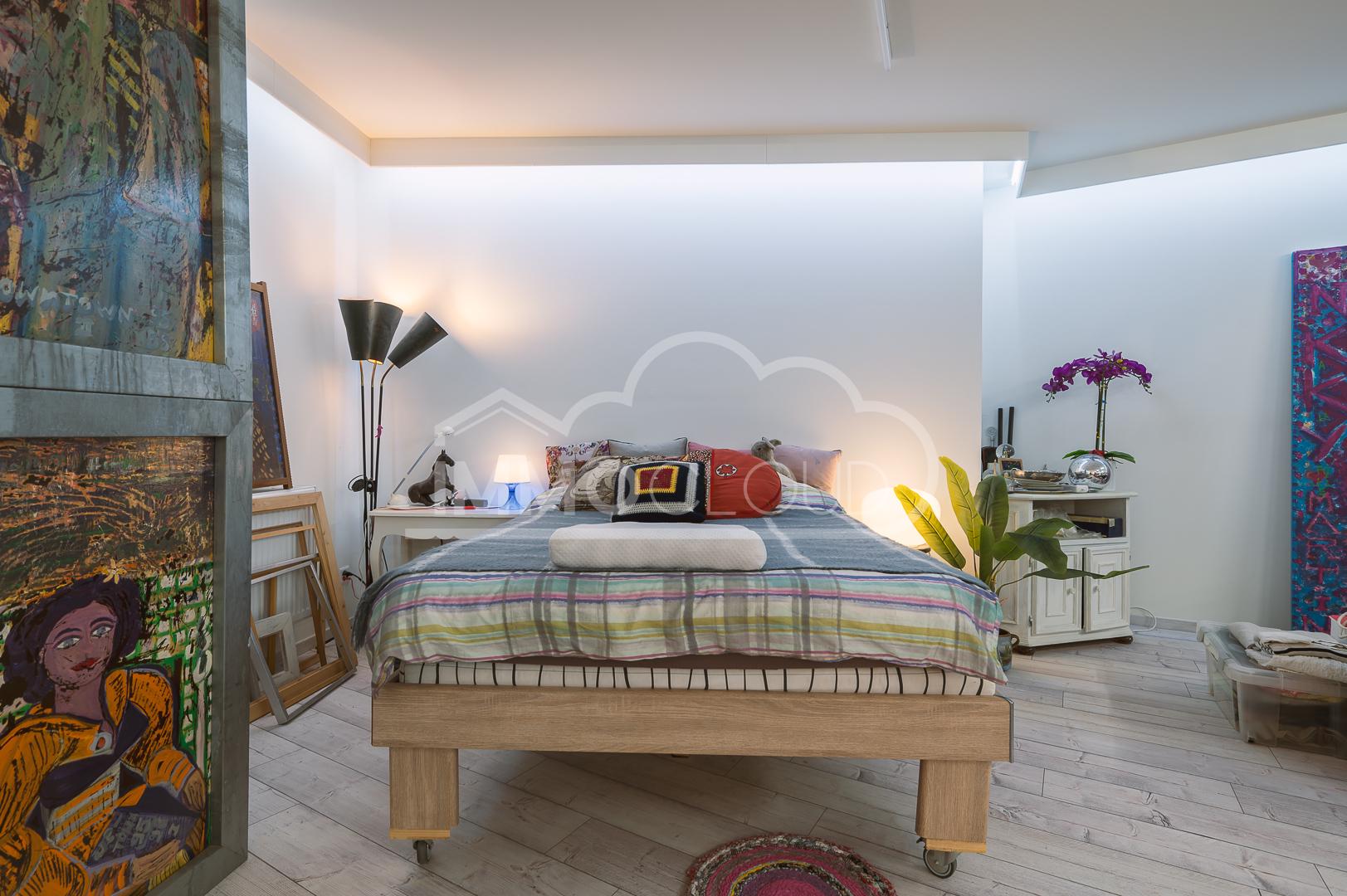 Künstlerisch gestaltetes Schlafzimmer mit Tageslicht
