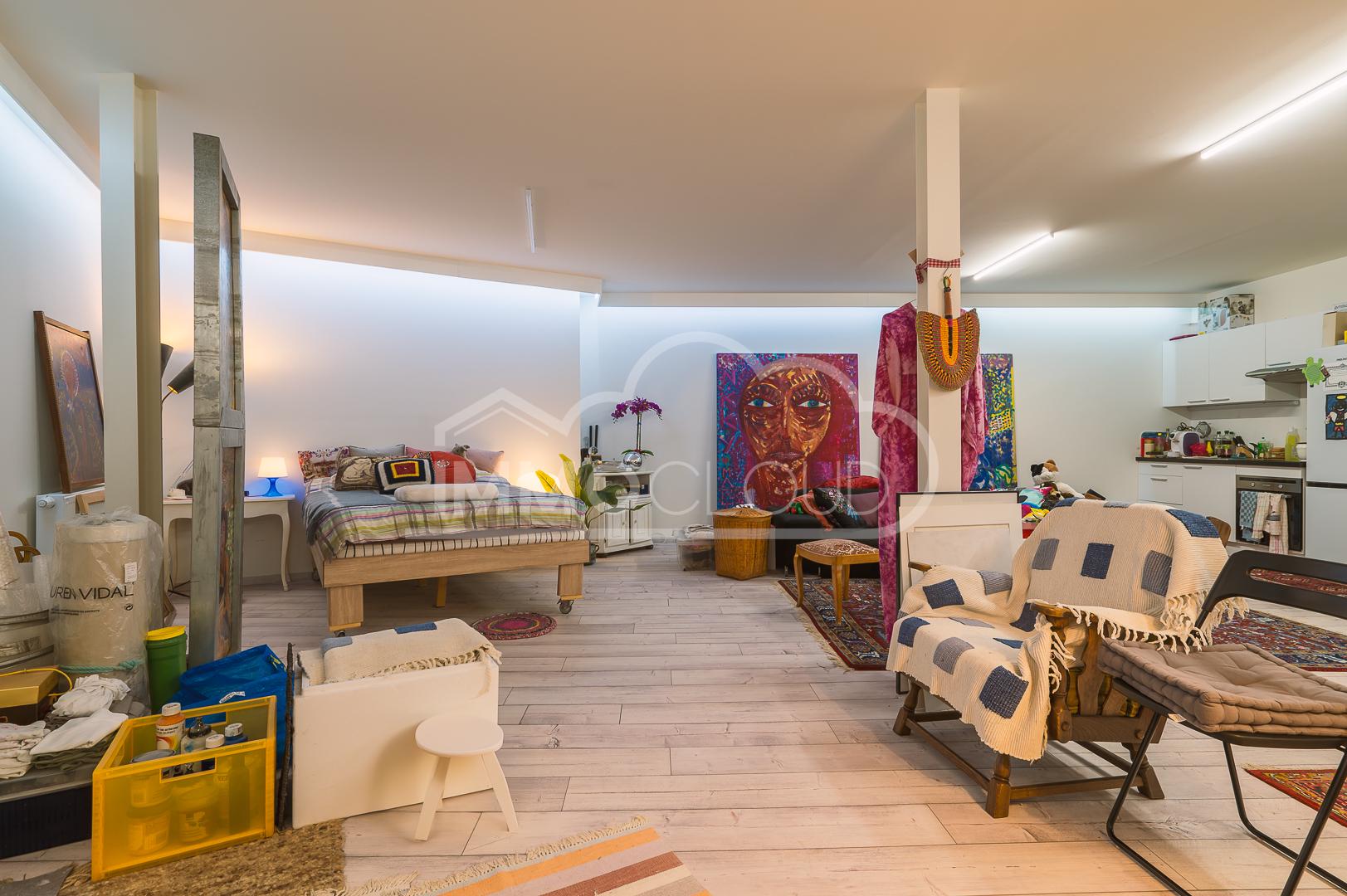 Helles Loft mit Schlaf- und Wohnbereich