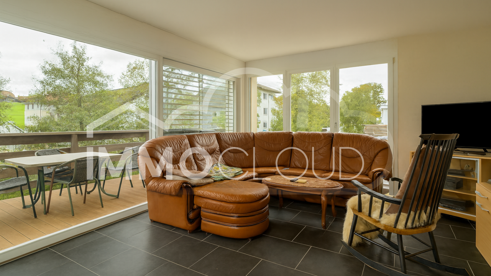 Wohnzimmer mit Balkon und Panoramafenstern