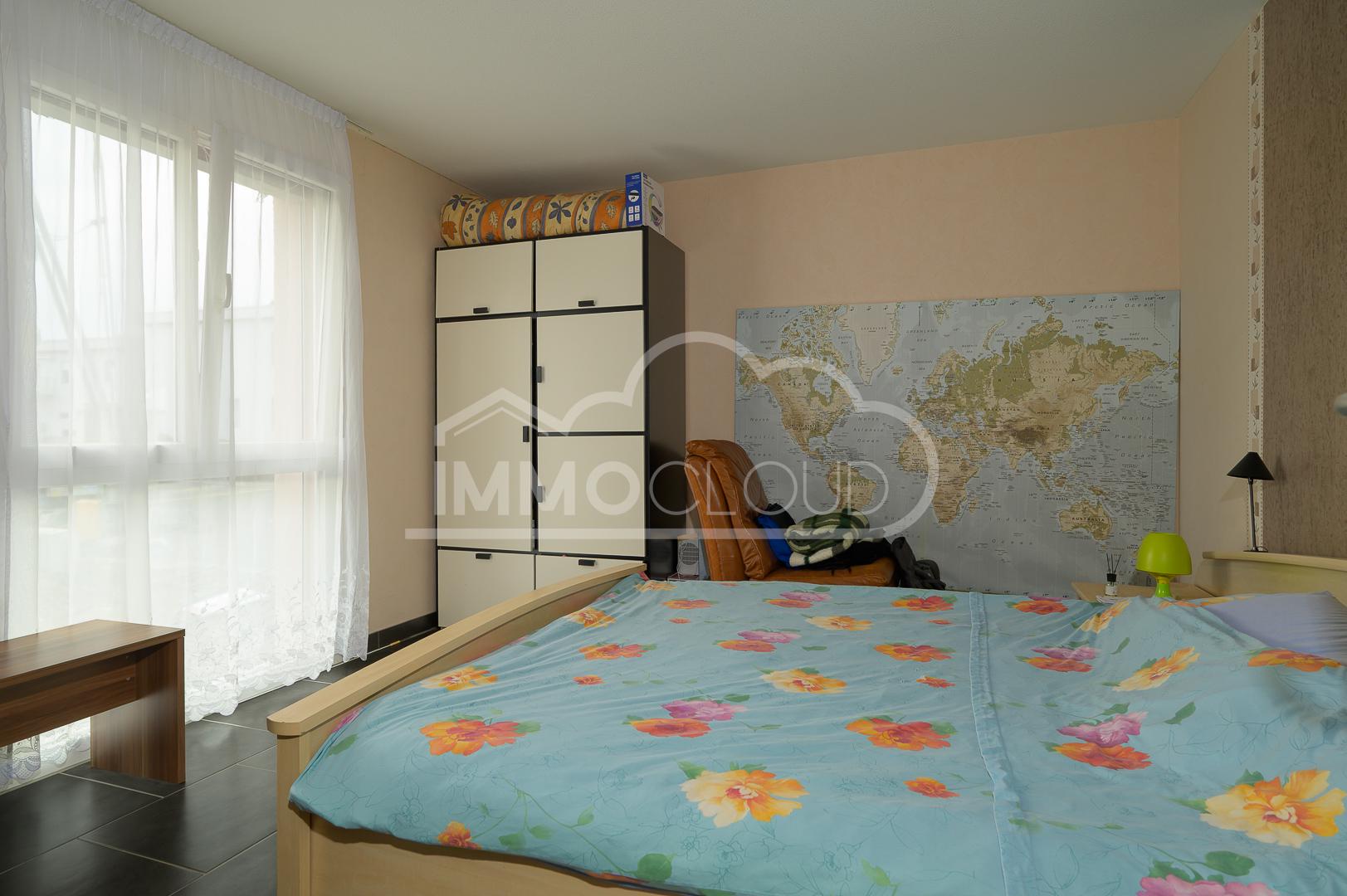 Schlafzimmer mit Fenster und Kleiderschrank