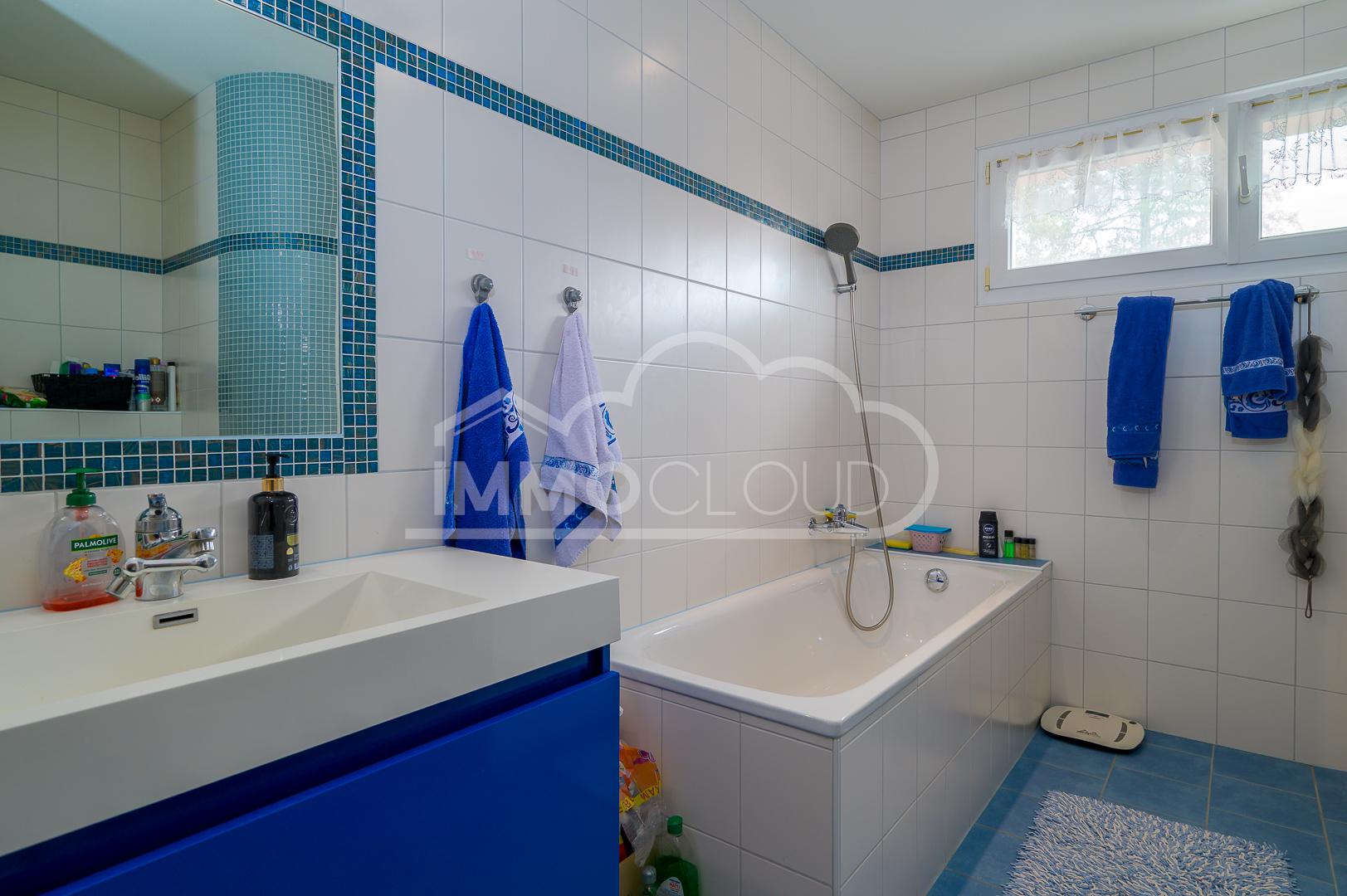 Modernes Badezimmer mit Badewanne und Fenster