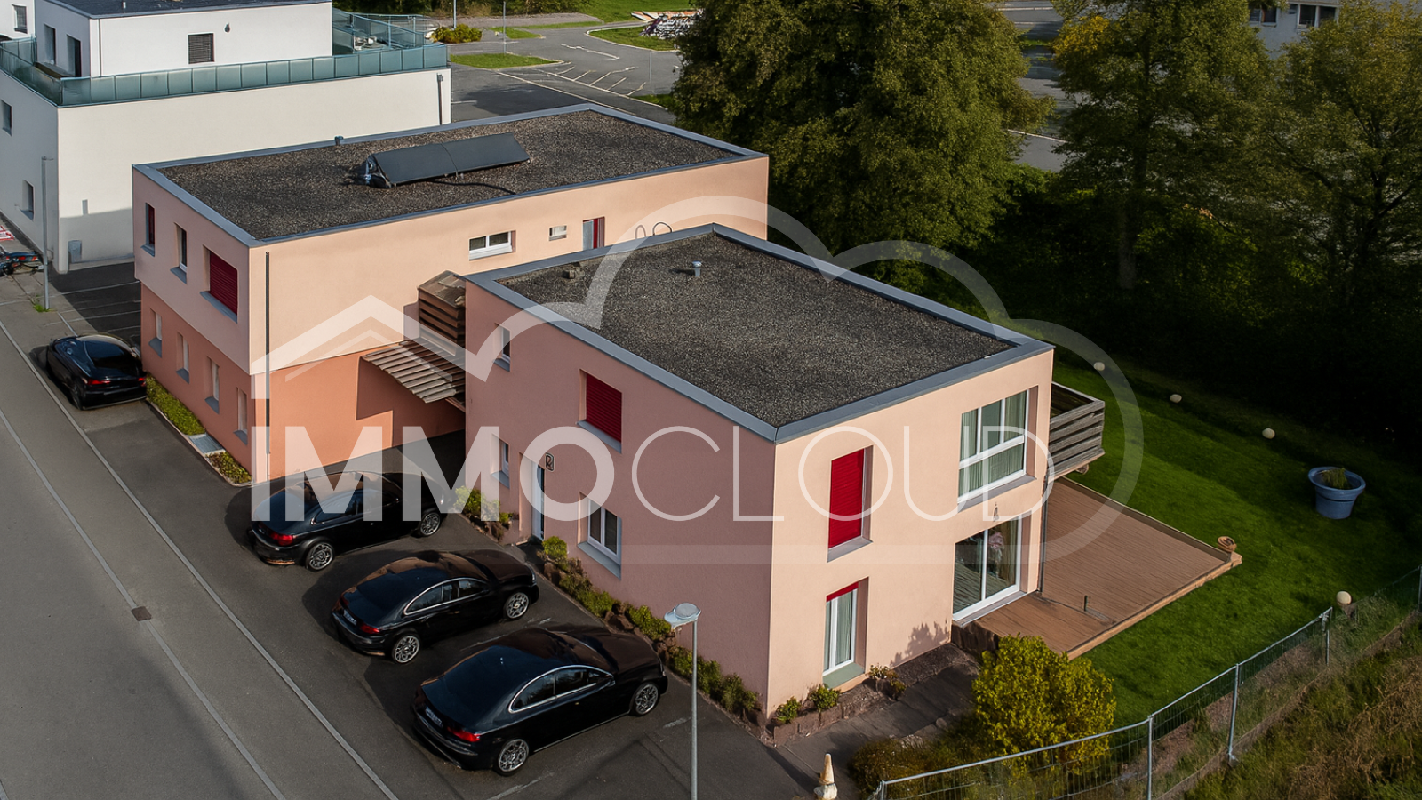 Moderne Flachdach-Ansicht mit Terrassen und Parkplatz