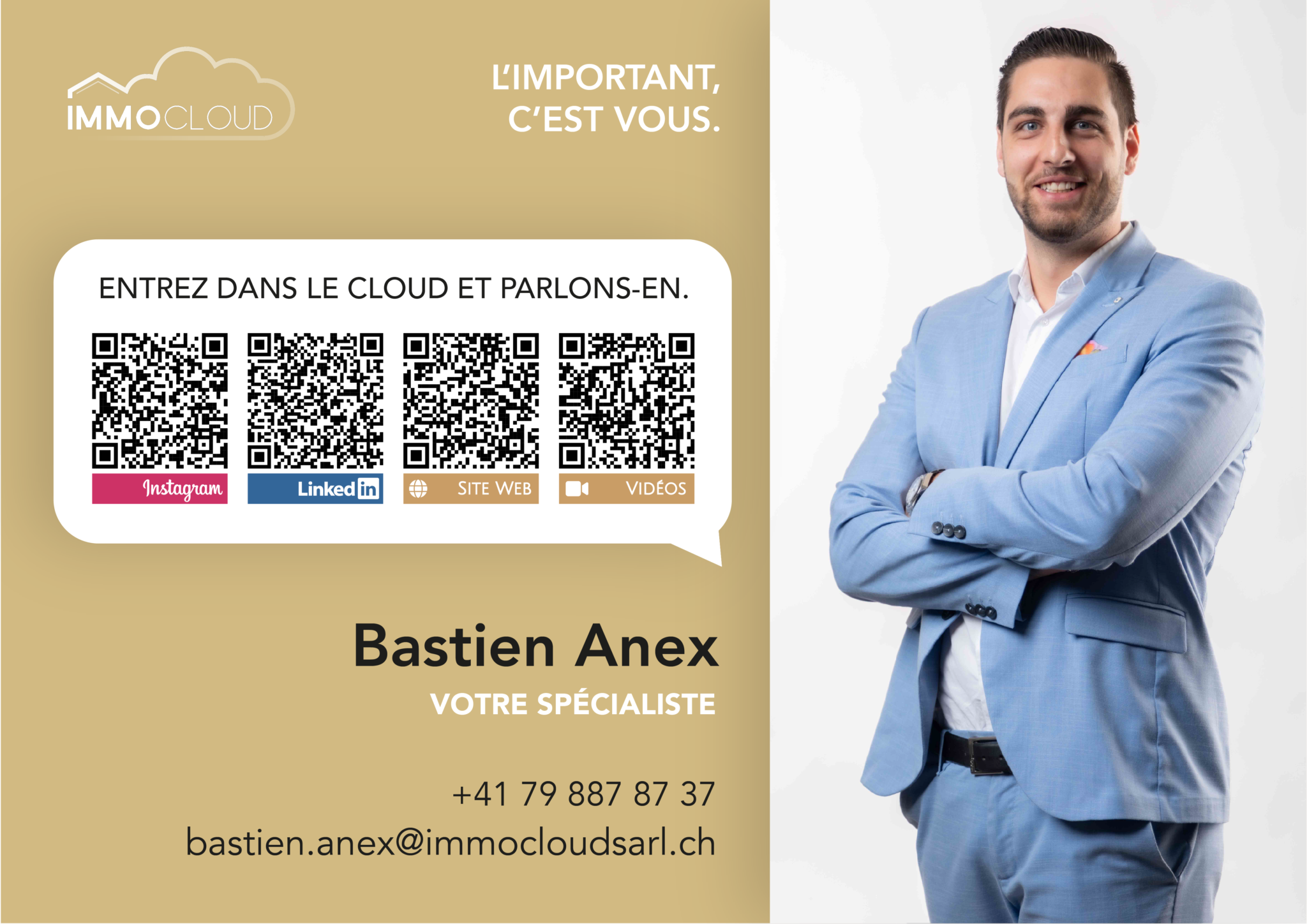 Werbeplakat mit Immobilienmarke und Kontaktangaben