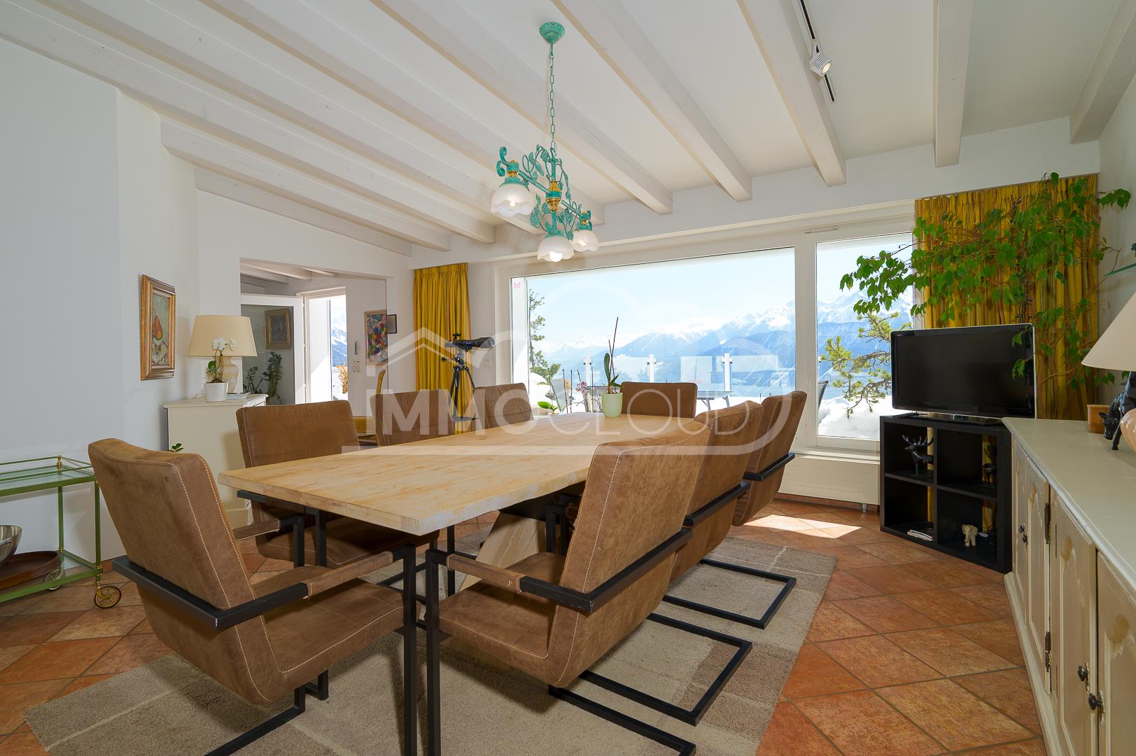 Esszimmer mit Bergblick