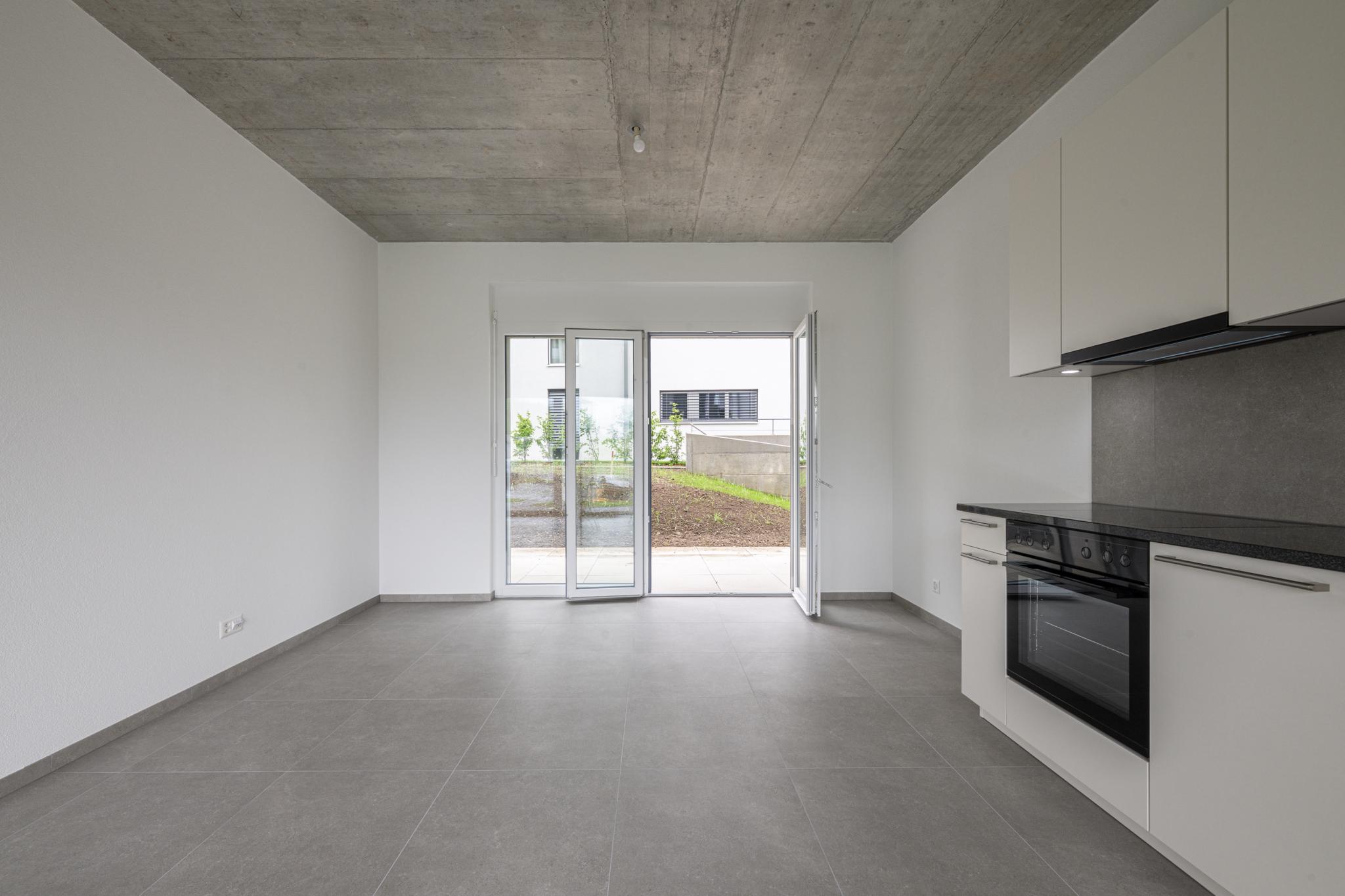 Moderne Wohnküche mit Terrassenzugang
