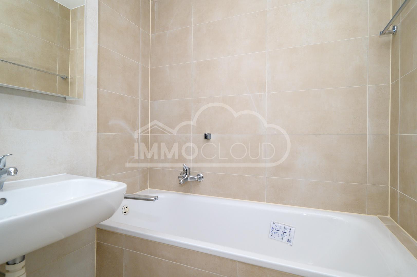Beiges Badezimmer mit Badewanne