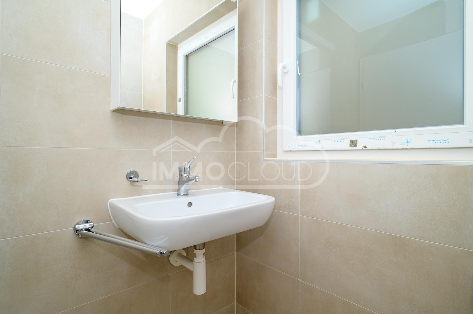 Gäste-WC mit Wandwaschbecken
