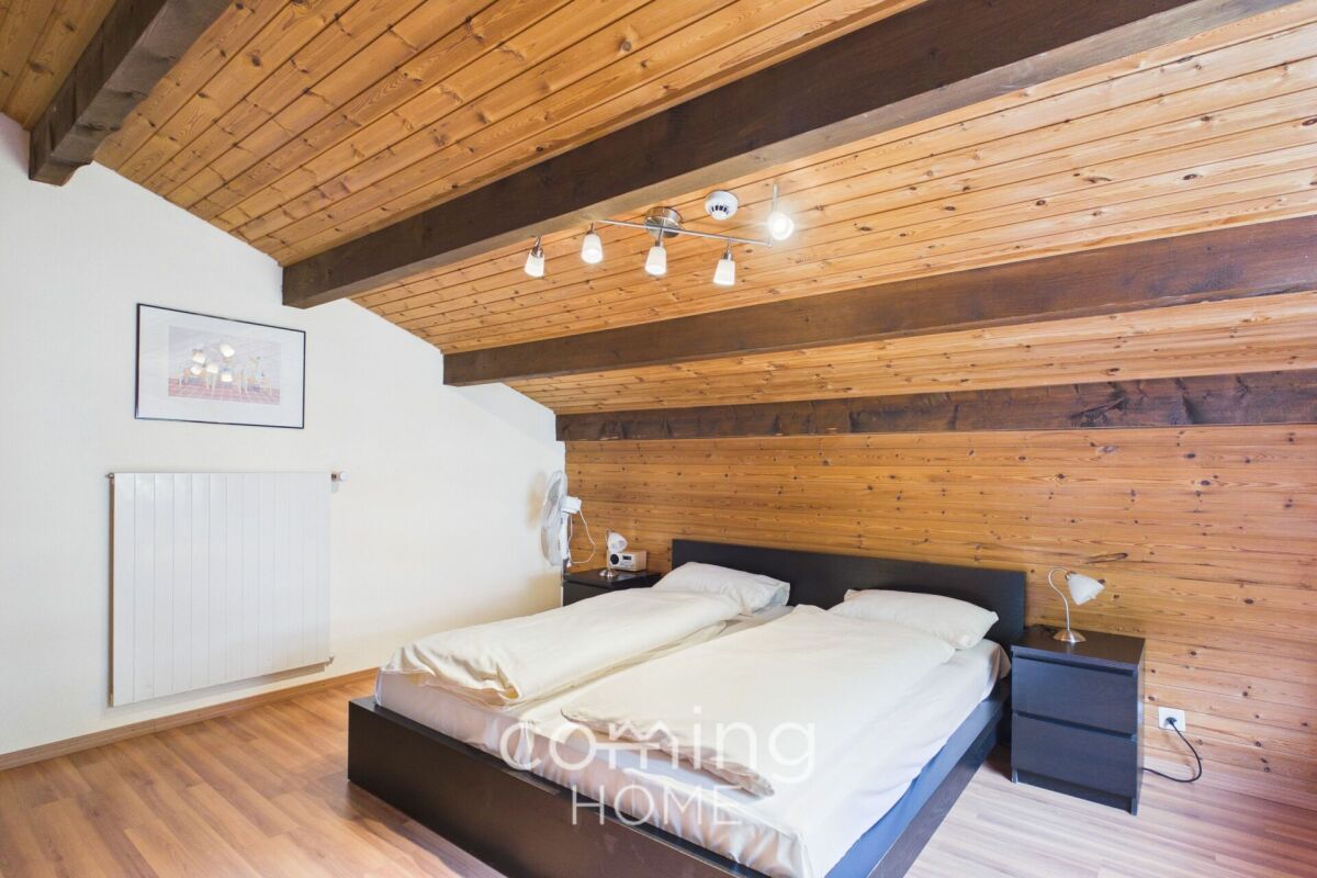 Dachgeschoss-Schlafzimmer mit Holzdecke