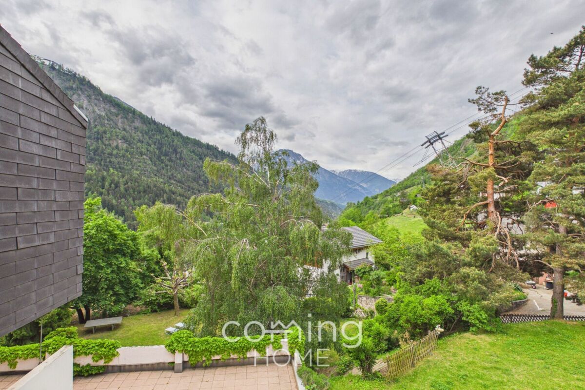 Blick auf eine alpine Garten- und Berglandschaft