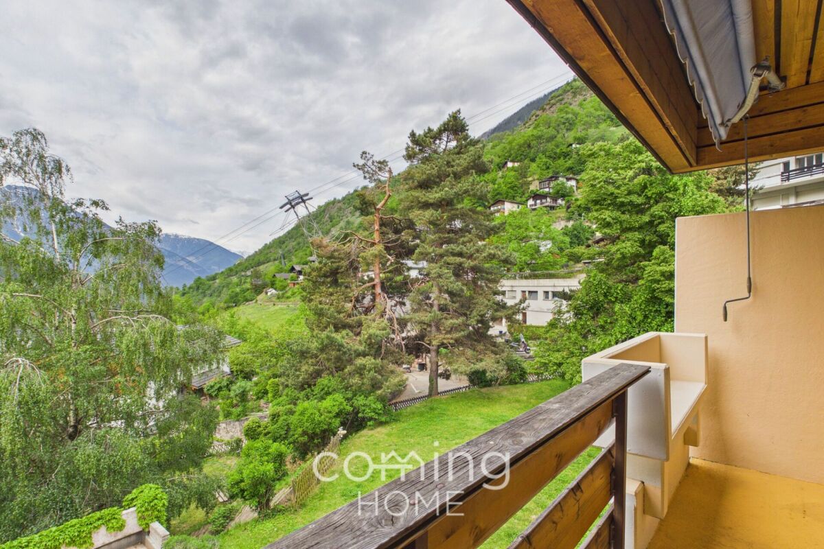 Balkon mit Berg- und Grünblick