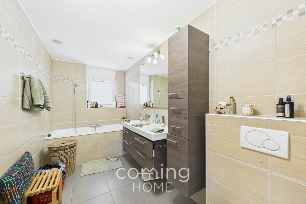 Modernes Badezimmer mit Badewanne und Waschtisch
