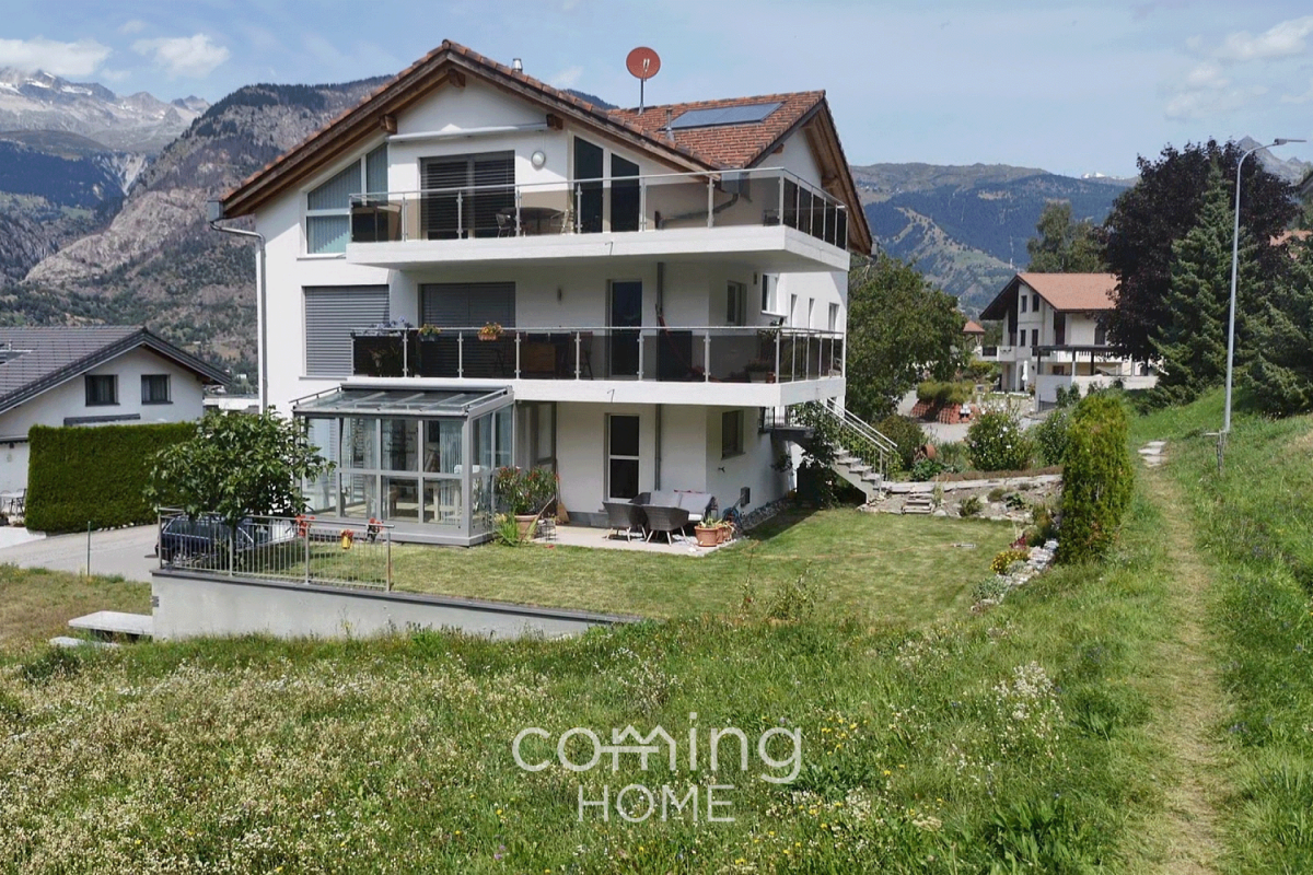 Außenansicht eines modernen Einfamilienhauses mit Bergblick
