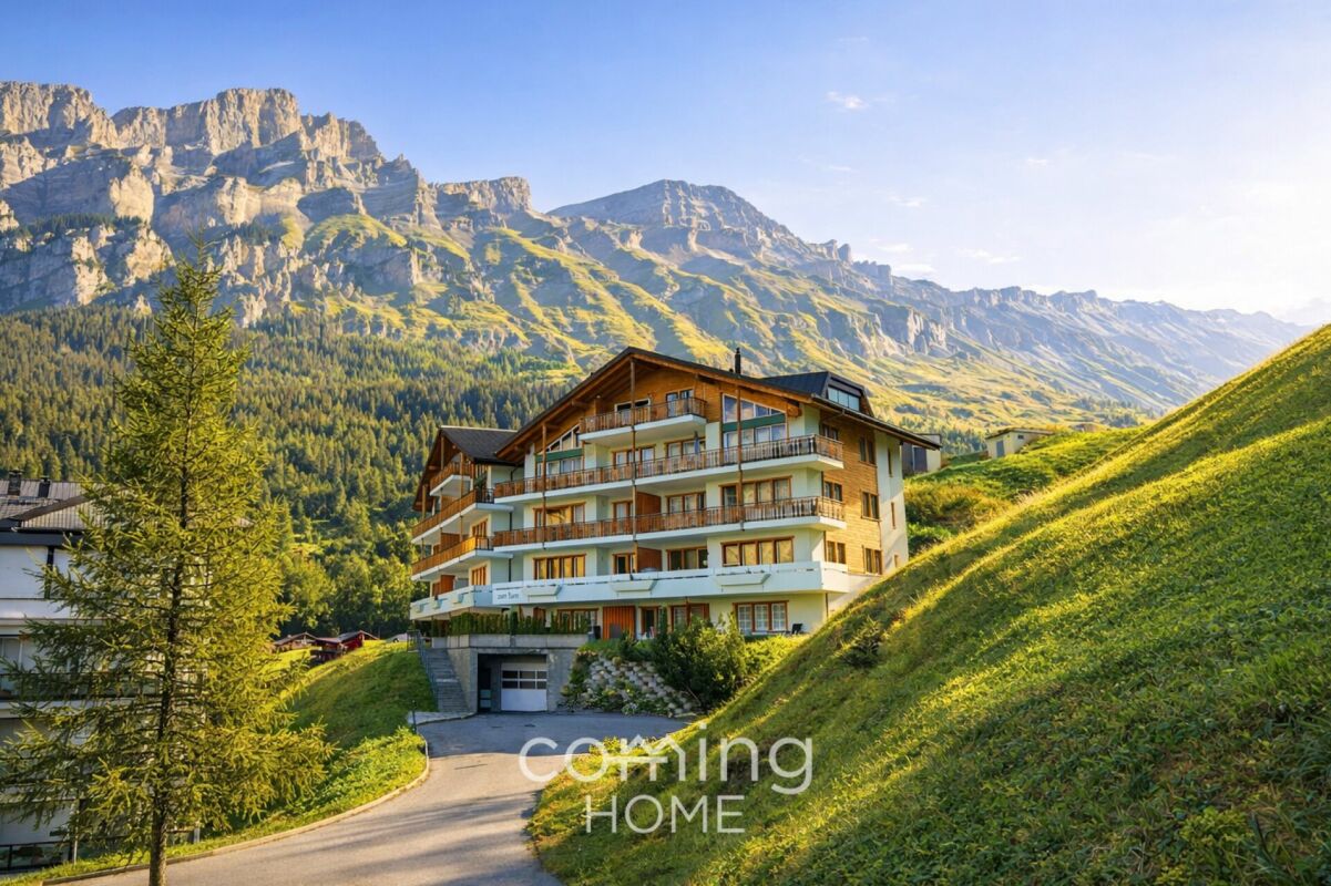 Alpines Wohngebäude mit Bergpanorama
