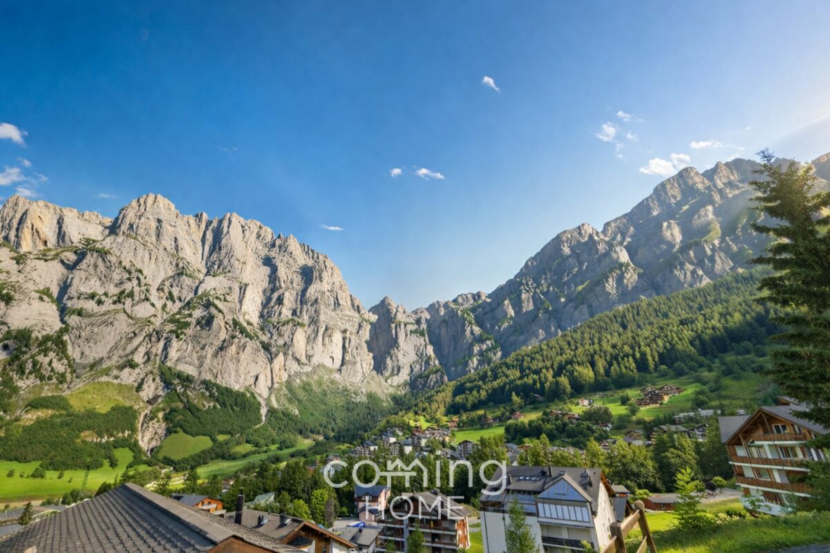 Alpenpanorama mit Tal und Bergdorf