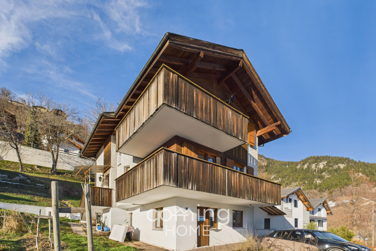 Berghaus mit Holzverkleidung und Balkonen